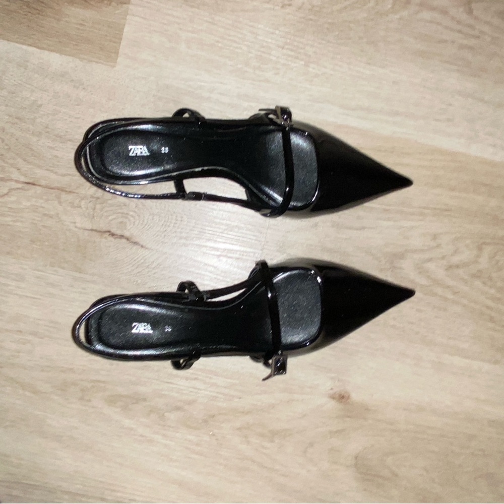 Brand new Zara patent leather kitten heels. Size 8. Never worn. Cushioned.